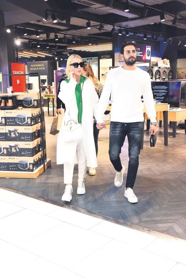 1677276309682.jpeg Eşi Çağlar Ökten ile görüntülenen Seda Sayan: Yardımlara devam edelim!-1