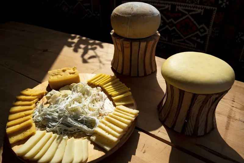 sahte-kasar-peyniri-nasil-anlasilir-tek-adimda-fark-etme-yontemi-1725457360702.jpg Sahte kaşar peyniri nasıl anlaşılır? Tek adımda fark etme yöntemi-5