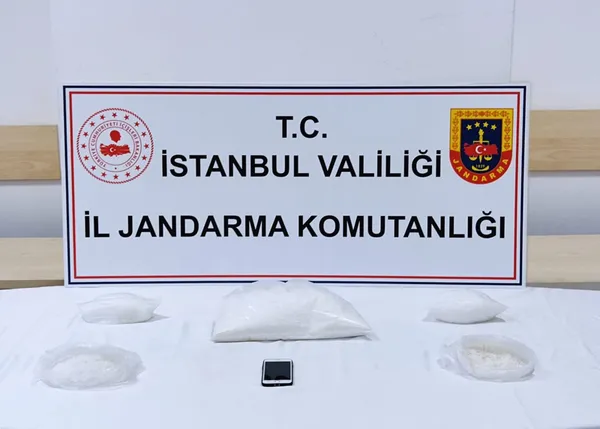 son-dakika-istanbulda-44-kilo-uyusturucu-ele-gecirildi-1664690874578.jpg