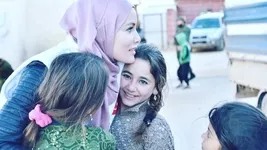 Umuda Koşanlar Derneği ile Gazze'ye giden Gamze Özçelik bir günlüğüne de olsa çocuklara umut taşıdı