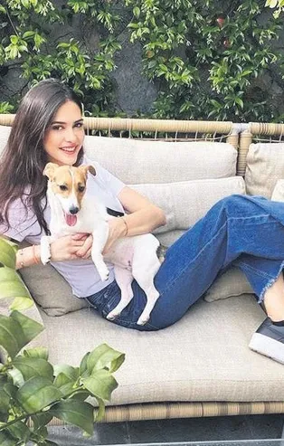 Sosyetik Ceylan Çapa'dan havalı poz