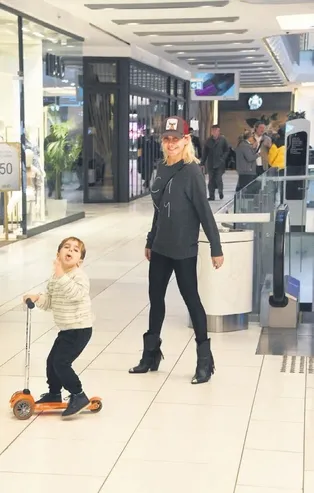 Ece Erken oğlu Eymen'in hızına yetişemiyor