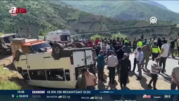 Hakkari’de minibüs devrildi: 14 yaralı