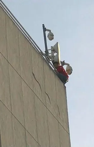 İstanbul Büyükşehir Belediyesi'nin çatısında intihar girişimi!