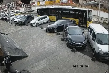 Esenler'de İETT otobüsü park halindeki araçlara çarptı: Kaza anı kamerada