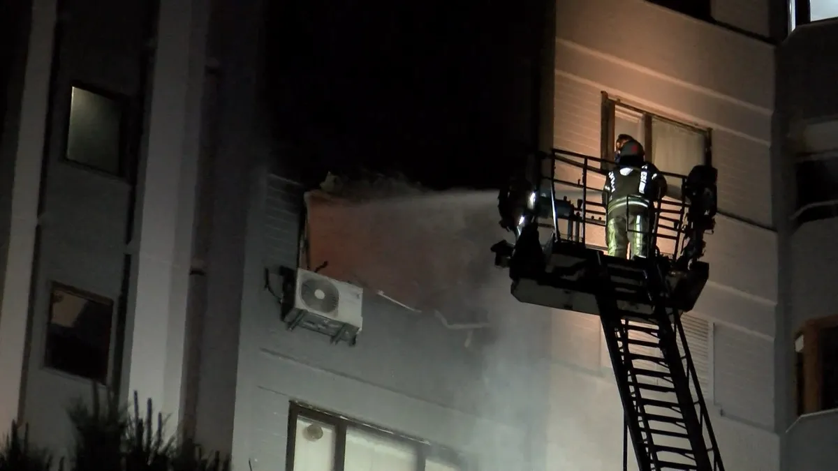 İstanbul Bakırköy'de yürekleri ağza getiren yangın! Bina sakinleri sokağa fırladı!