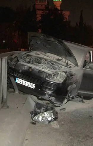 Kontrolden çıkan lüks cip bariyerlere çarptı alev aldı! Alkollü sürücü alkolmetreyi üflememek için direndi! Yer: İstanbul