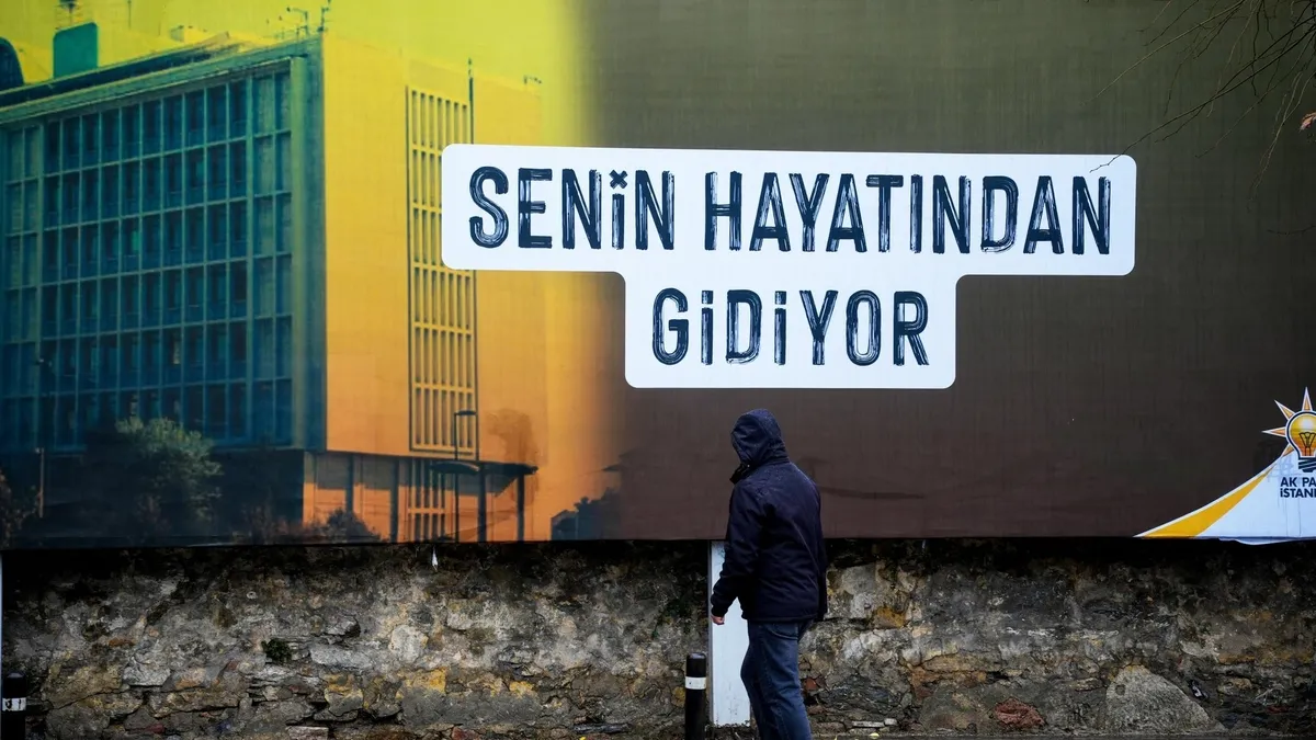 CHP'li İBB'nin 7 yıllık enkazına afişli yanıt: "Senin hayatından gidiyor!"