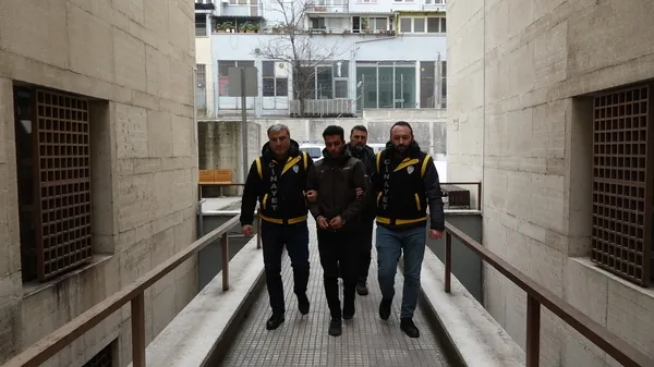 oglunun-kavga-ettigi-cocugun-babasini-oldurdu-pes-dedirten-savunma-havaya-ates-etmek-istedim-1677844880488.jpg Oğlunun kavga ettiği çocuğun babasını öldürdü! Pes dedirten savunma: "Havaya ateş etmek istedim"-2