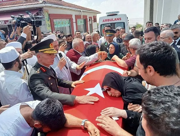 1691761602186.jpeg Türkiye şehitlerine ağlıyor! 85 milyonun yüreğinde kor... Kimi asker selamı verdi, kimi üniforma giydi, 6 aylık bebekten babasına en acı veda-3