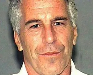 Sapık milyarder Jeff Epstein’in evinde Bill Clintonun kadın elbisesi ile çekilmiş resmi bulundu