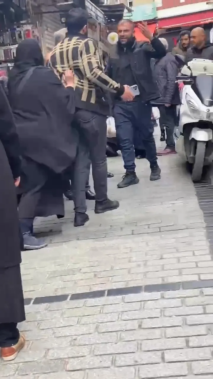 fatihte-skandal-goruntuler-carsafli-takidini-dovup-kufurler-savurdu-gozaltina-alinan-magandanin-suc-kaydi-kaba-1711534072999.jpg Fatih'te skandal görüntüler: Çarşaflı kadını dövüp küfürler savurdu | Gözaltına alınan magandanın suç kaydı kabarık çıktı-2