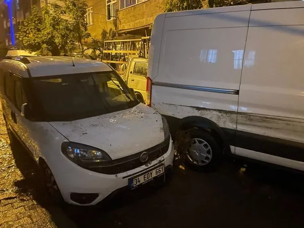 istanbulda-kuvvetli-saganak-basladi-ev-ve-is-yerlerini-su-basti-istanbul-valiliginden-aciklama-2-can-kaybi-1693949784835.jpeg İstanbul'da sel 2 can aldı! Felaketin boyutu gün ağarınca ortaya çıktı: Hasar tespit çalışmaları başladı | Dakika dakika yaşananlar-13