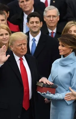 Trump İncil'e el basarak yemin etti