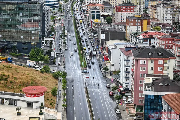 İstanbul'da kısa süreli yağış trafiği vurdu! Araçlar zor ilerledi duraklar doldu... - 2