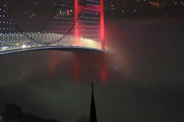 İstanbul'da etkili olan sis renkli görüntüler oluşturdu