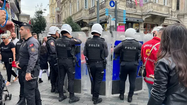 Son dakika: PKK'ya yönelik operasyonlar yine HDP'yi rahatsız etti! Beyoğlu'nda izinsiz yürüyüş yapmak isteyen 121 kişi gözaltına alındı-5