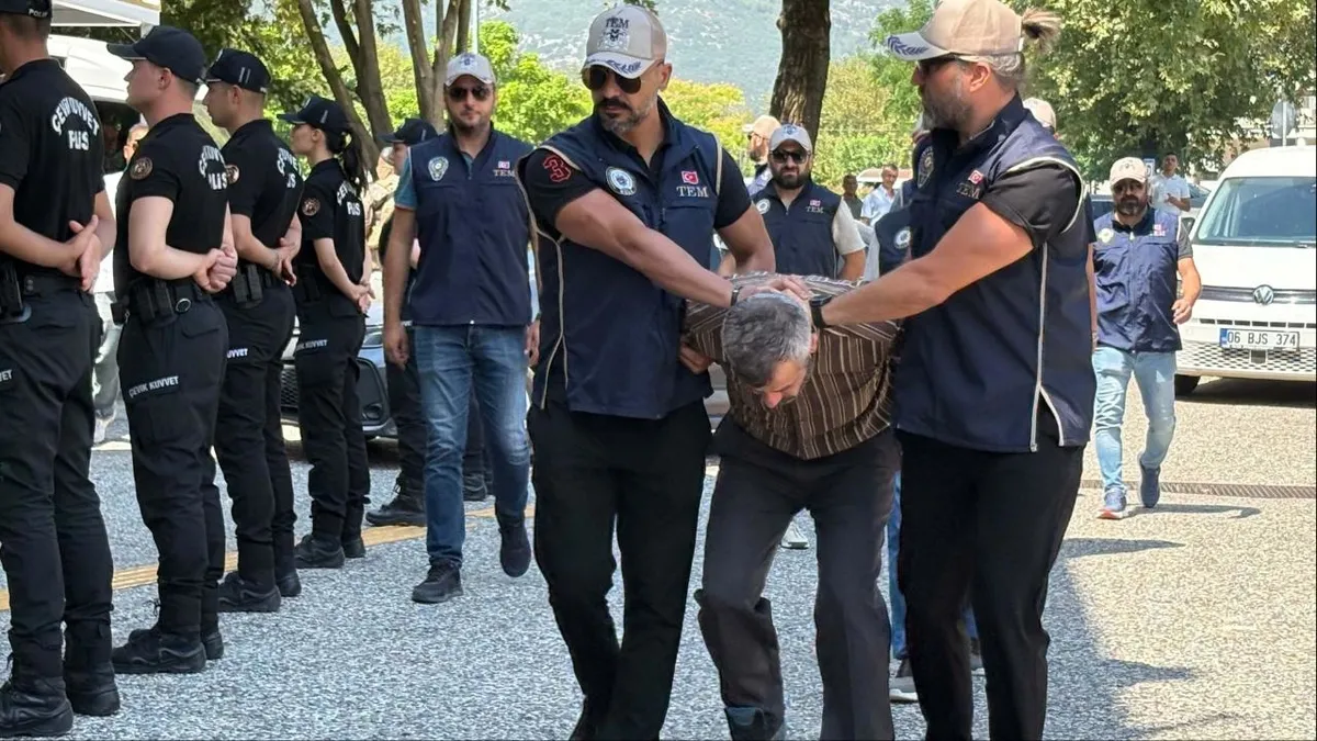 ihanetin-kesfi-fetocu-hain-burkay-karatepe-marmarise-goturuldu-1786090686162.jpg İhanetin keşfi! FETÖ'cü hain Burkay Karatepe Marmaris'e götürüldü: Gömüldüğünü söylediği silahlar aranıyor-2