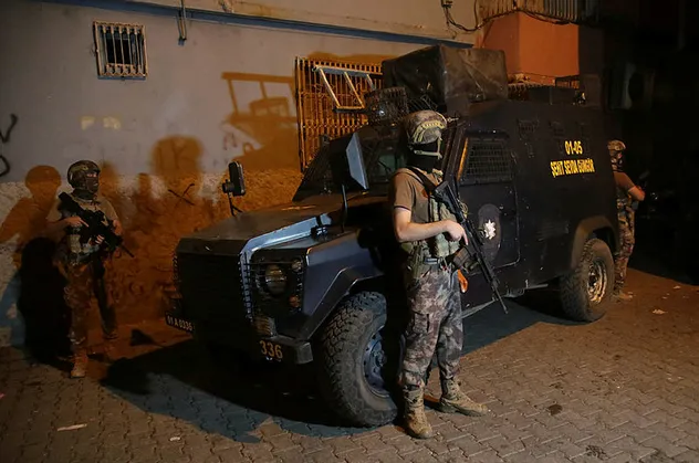Adana'da şafak vakti torbacı operasyonu! Çok sayıda gözaltı var