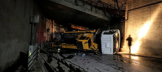 İstanbul’da vinç devrildi! Yol kapandı