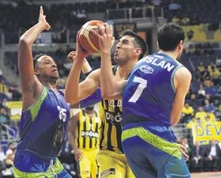 Fener, Tofaş’ı devirdi liderliği garantiledi