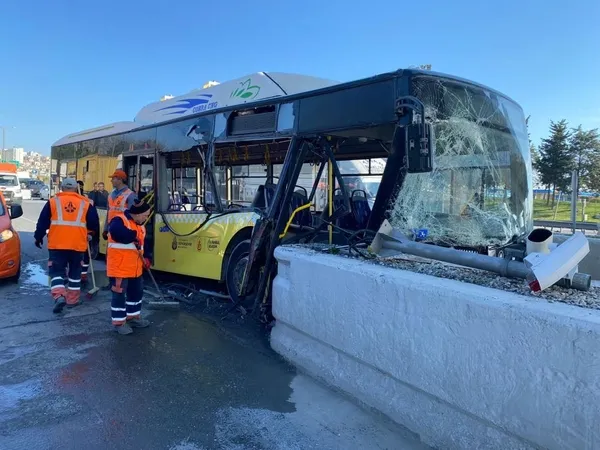 iett-yine-basrolde-faciadan-donuldu-otobus-gise-betonlarina-carpti-1649746338035.jpg İETT yine başrolde! Faciadan dönüldü: Otobüs gişe betonlarına çarptı-5