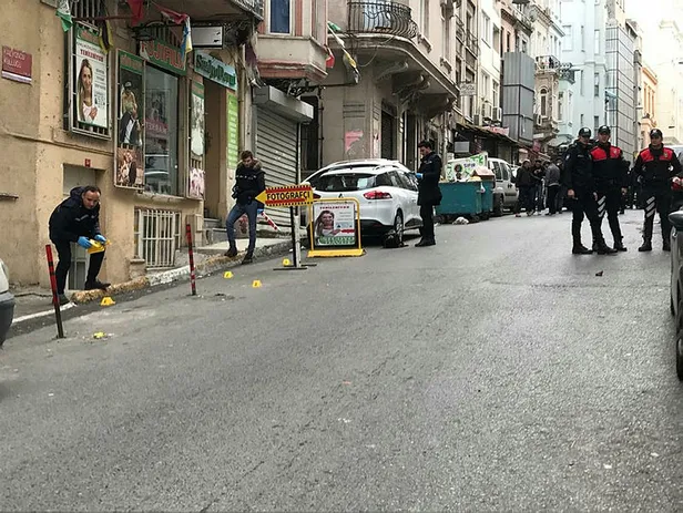 Son dakika: Beyoğlu'ndaki HDP binası önünde hareketli dakikalar! Havaya ateş açıldı-1
