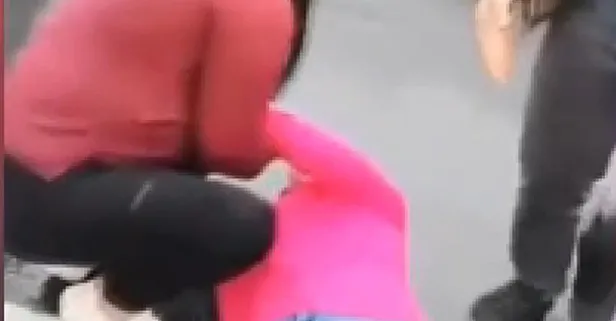 Esenyurt’ta aracının başında bekleyen kadına 2 araç çarptı: Kaza kamyonet sürücüsün kamerasına yansıdı!