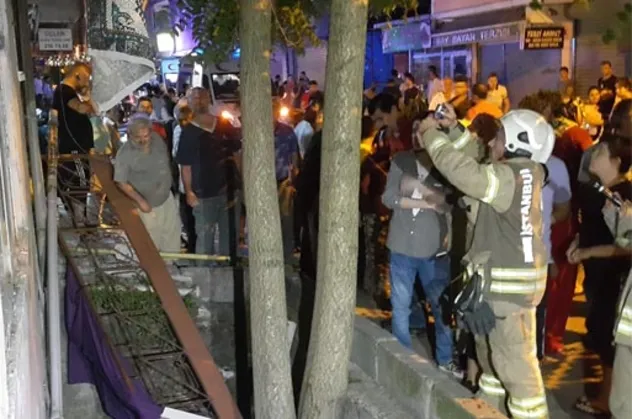 İstanbul'da balkon çöktü! Yaralılar var...