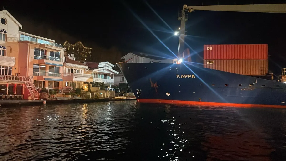 istanbul-bogazinda-dumen-arizasi-yapan-gemi-karaya-oturdu-1777330998004.jpeg İstanbul Boğazı'nda dümen arızası yapan gemi karaya oturdu-3