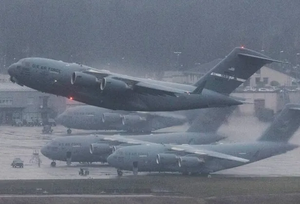 Son dakika: İran ABD üslerini balistik füzelerle vurdu! ABD uçakları peş peşe havalandı-1