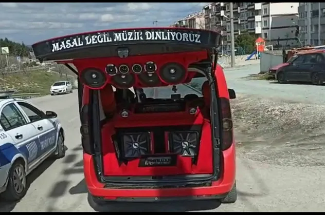 Yüksek sesle müzik dinleyen şahsa 288 lira ceza kesildi