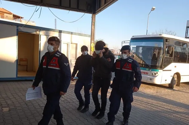 Son dakika: İzmir açıklarında tekneyle yurt dışına kaçmaya çalışırken yakalanan FETÖ şüphelilerinden 26'sı tutuklandı