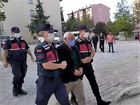 hirsiz-ham-olarak-caldigi-trabzon-hurmalarini-satmak-yerine-evine-goturup-isledi-1634365541884.jpg Denizli’de olay operasyon! Hırsız, ham olarak çaldığı Trabzon hurmalarını satmak yerine evine götürüp işledi-2