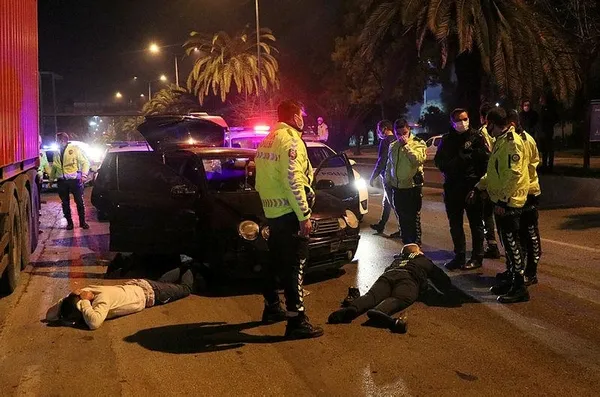 İzmir'de ehliyetsiz sürücü ortalığı birbirine kattı! Polislerden kaçtı kaza yaptı-4