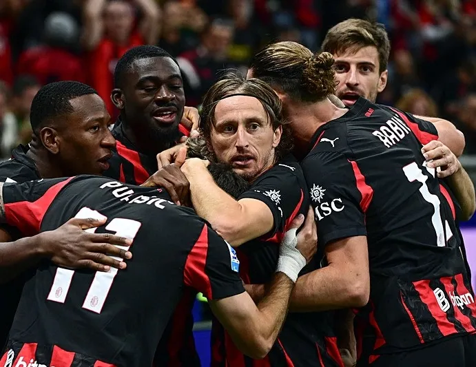 Milan liderliğe uçtu