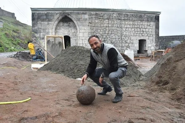 Kars'ta tarihi hamamda tarihi gülle bulundu-3