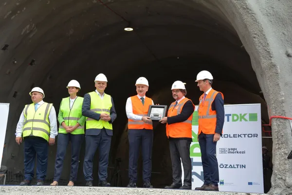 ulastirma-ve-altyapi-bakani-slovenyada-turk-firmalarinin-yapimini-ustlendigi-tunelin-kazi-calismasi-tamamlanma-1655214081676.jpg