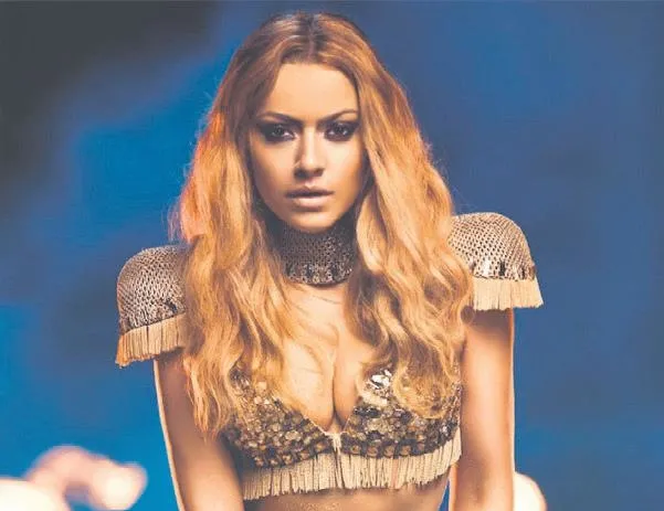 Tişörtünü satışa sundu