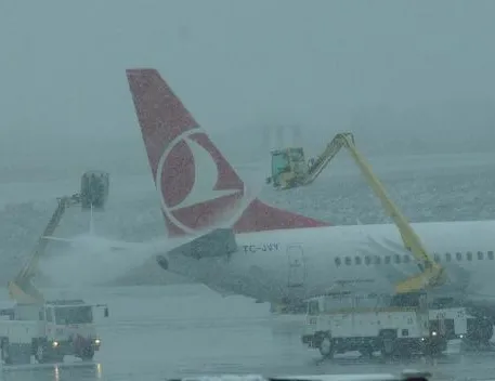 Hava ulaşımına kar engeli! 66 sefer iptal edildi