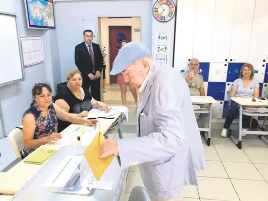 Türkan Şoray ve Sibel Can, oy vermek için gittikleri okulda karşılaştı, hatıra fotoğrafı çektirdiler-4