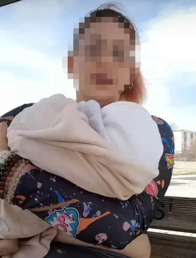 İki aylık bebeğini teşhir ederek cinsel içerikli videolar paylaştı (Ekran görüntüsü)