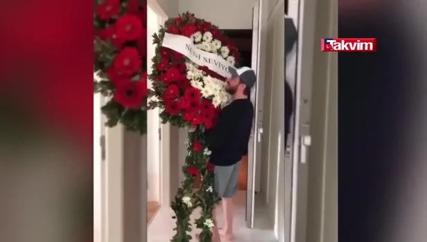 Sinan Akçıl'dan Burcu Kıratlı'ya çelenk