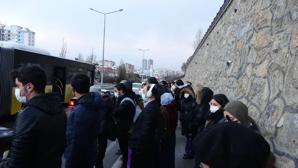 kartalda-iett-otobusu-yolda-kaldi-trafik-felc-oldu-vatandaslar-buz-gibi-havada-bekledi-1642576570634.jpg