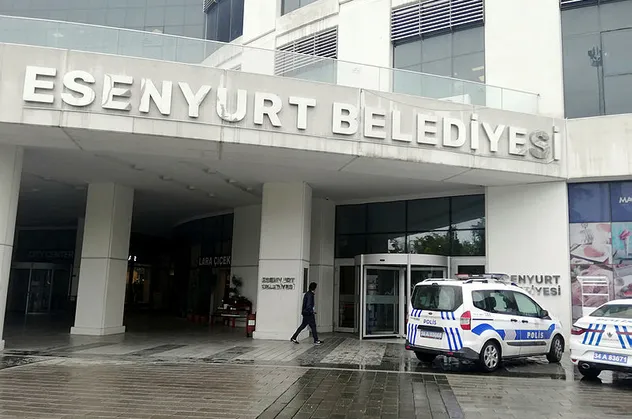 Esenyurt Belediyesi'ne bıçaklı baskın