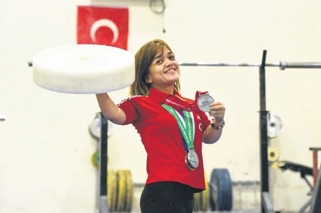 Doğuştan akondroplazi sendromlu Reyhan Polat halterde Türkiye şampiyonu oldu