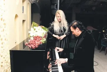 Yoğun istek üzerine piyanonun başına geçti | Ünlü sanatçı Tayfun Duygulu eşi Bella Duygulu’nun gözlerinin içine bakarak çaldı