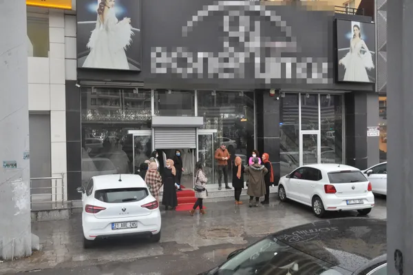diyarbakirda-2-katli-gelinlik-magazasinda-yangin-cikti-biri-hamile-7-kadin-dumandan-etkilendi-1607941308842.jpg Diyarbakır'da 2 katlı gelinlik mağazasında yangın çıktı: Biri hamile 7 kadın dumandan etkilendi-7