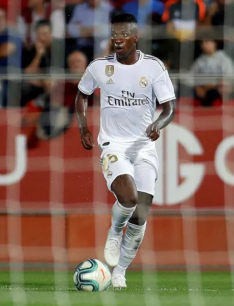 Model Elif Aksu flörtleştiği Real Madrid’li yıldız Vinicius Junior’ı ön sıradan izledi! Junior’dan karşılık gecikmedi...