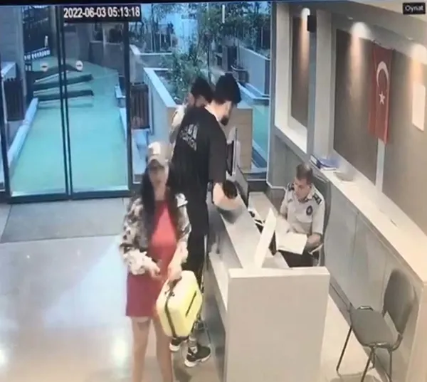 kagithanede-iranli-isadaminin-500-bin-liralik-ziynet-esyasi-ve-1000-dolarini-calan-mini-etekli-hirsiz-dovmesin-1655126886616.jpg Kağıthane'de İranlı işadamının 500 bin liralık ziynet eşyası ve 1000 dolarını çalan mini etekli hırsız dövmesinden tanınarak yakalandı-6